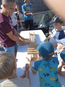 Enfant jouant au jeu des batonnets Breizh Déco Passion